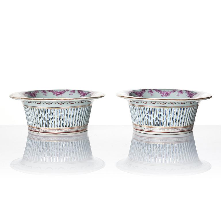 A pair of famille rose Chinese Export 'Shipping subject' chestnut baskets with stands, Qing dynasty, Jiaqing (1796-1820).