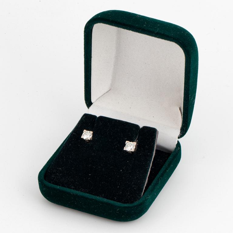 Brilliant-cut diamon stud earrings.