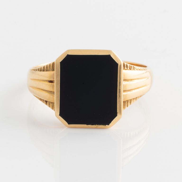 Ring, 18K guld med planslipad onyx.
