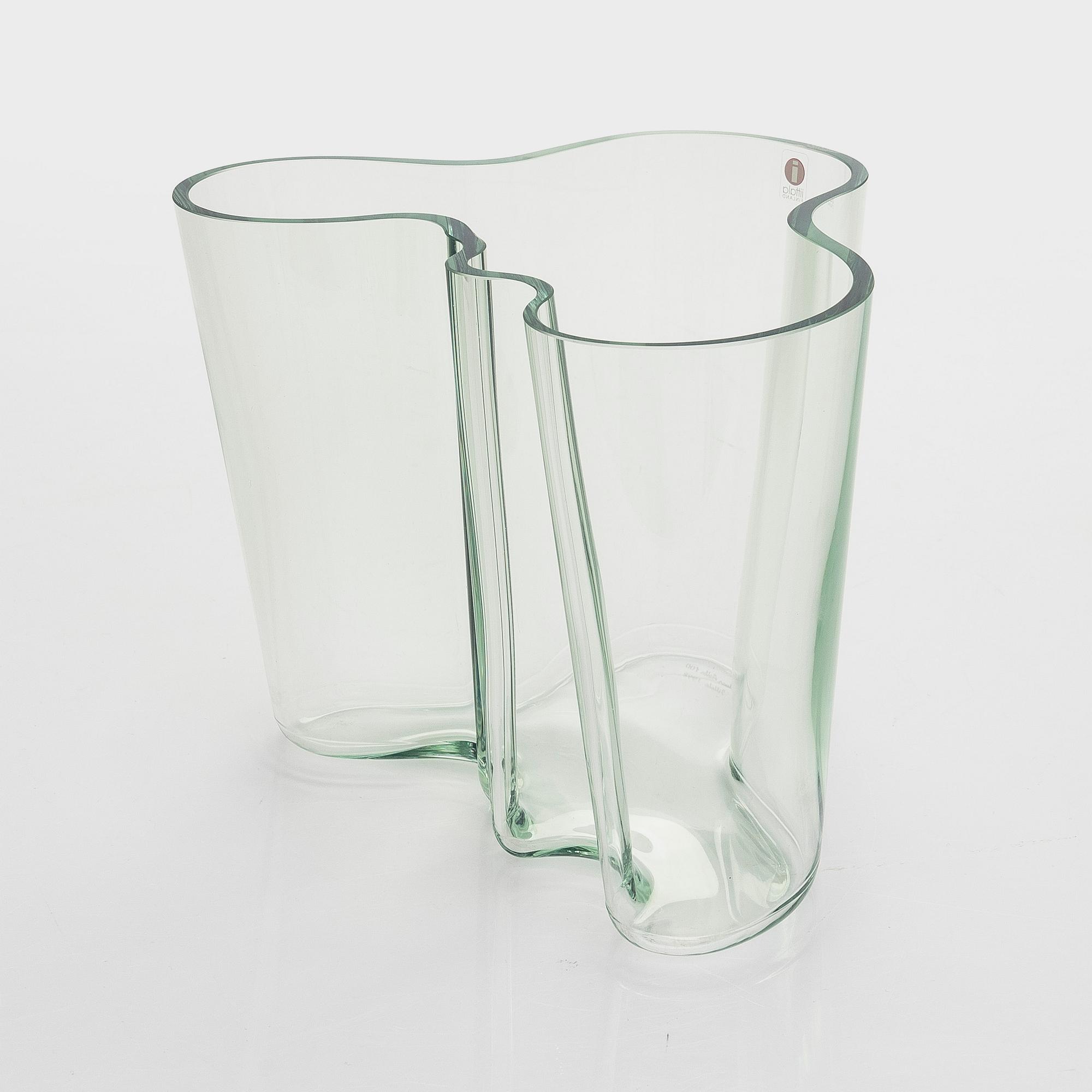 Alvar Aalto, A '3030' vase signed, Alvar Aalto 100 Iittala 1998.