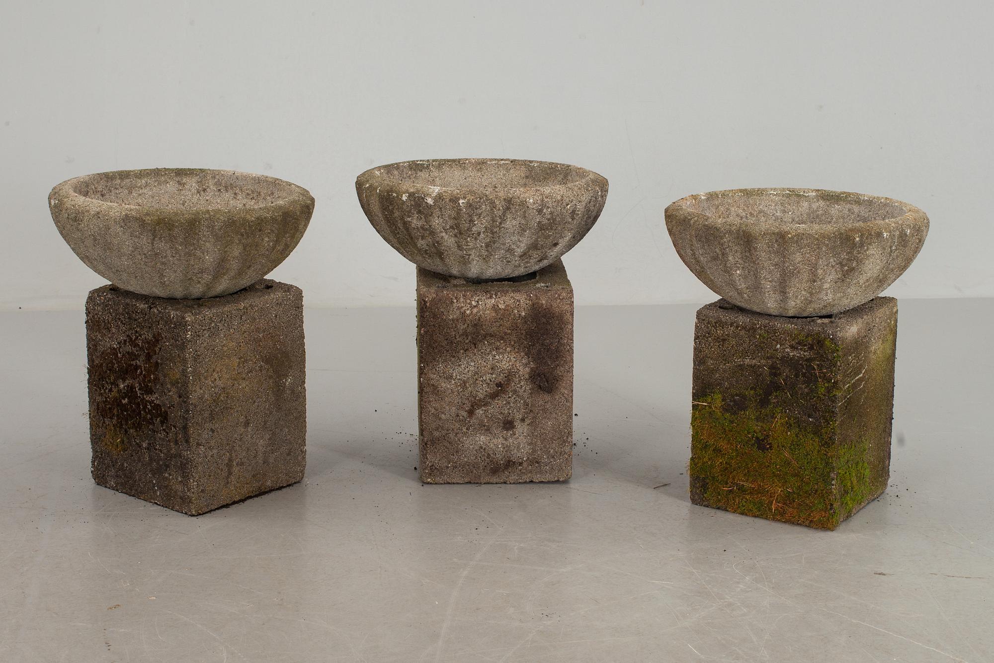 TRÄDGÅRDSFAT, 3 st, med fundament, 1900-tal.