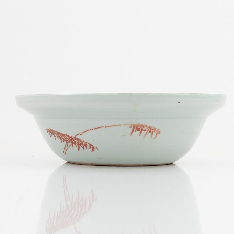 A porcelain basin, China, late Qing dynasty, around 1900.