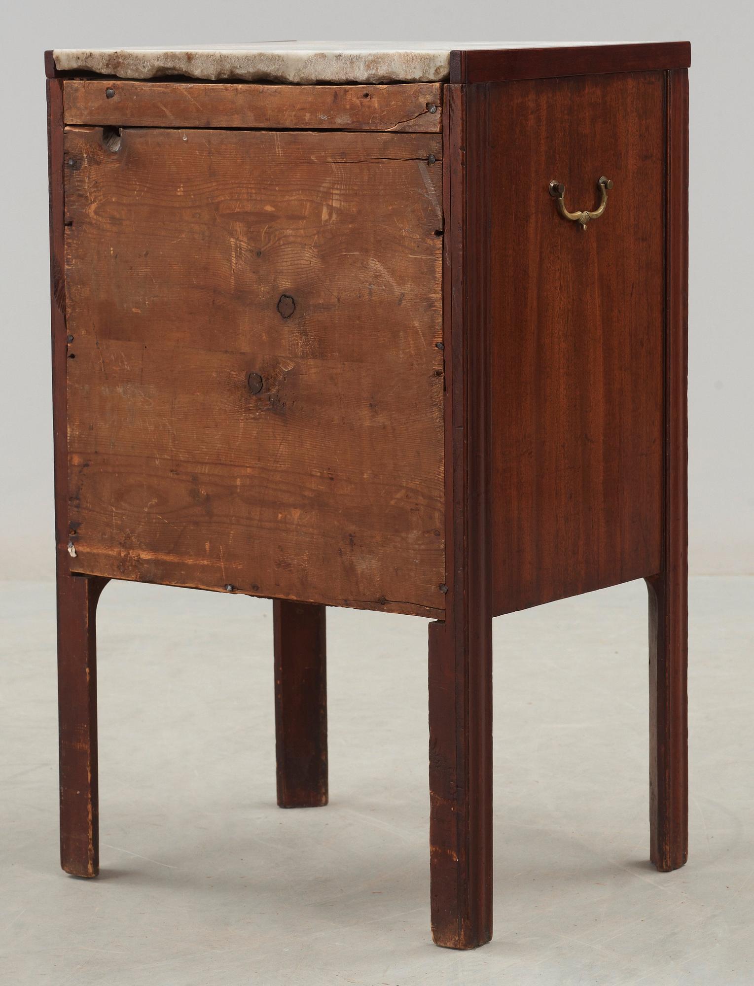 POTTSKÅP. Sengustavianskt stockholmsarbete, 1700-talets slut.