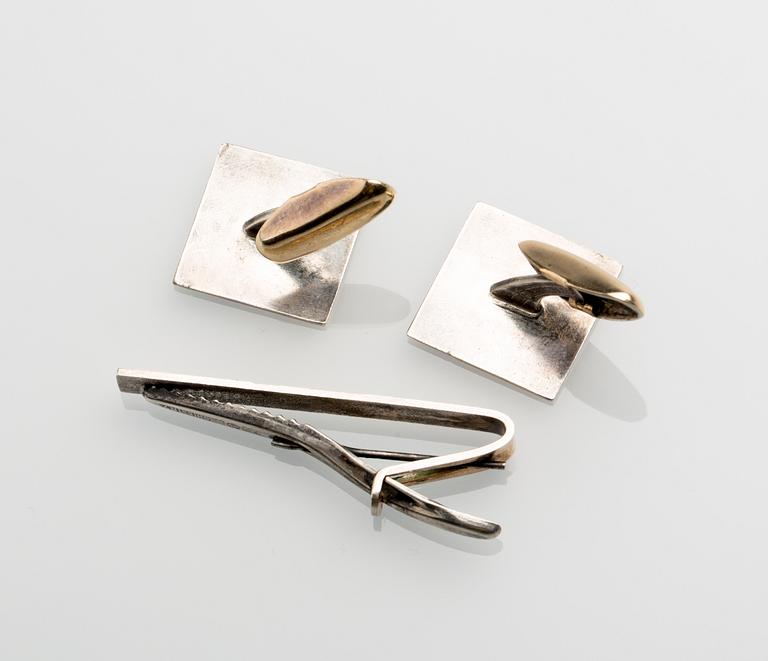 MANSCHETTKNAPPAR samt SLIPSNÅL, silver, Martti Viikinniemi, Heinola, Finland, 1971. Vikt ca 14 g.