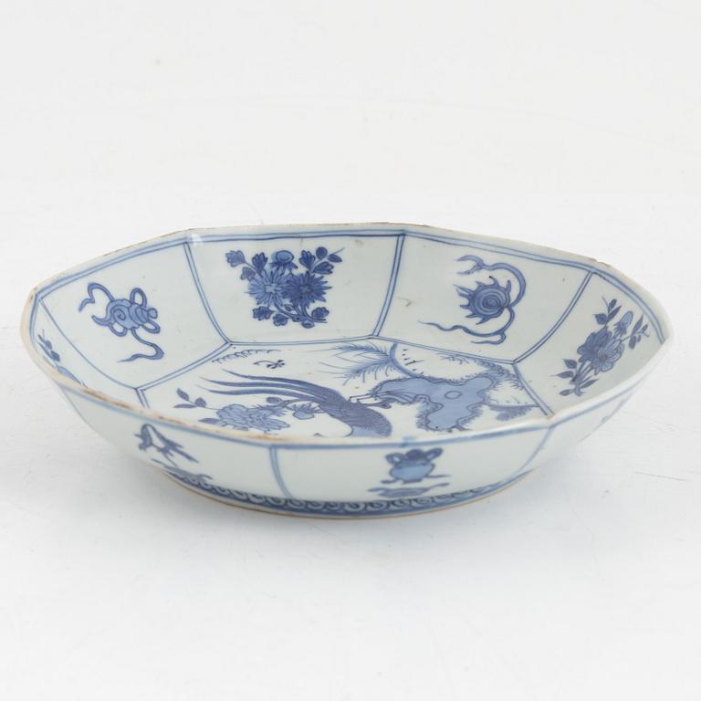 A blue and white dish, Tianqi/Chongzhen, 17th century.