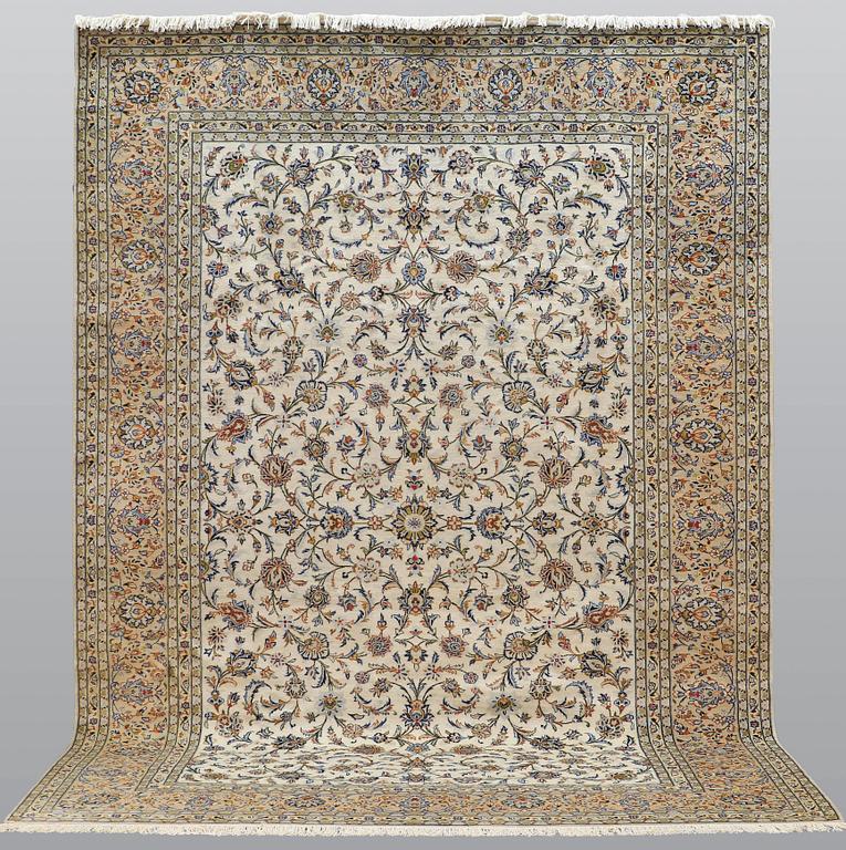 A carpet, Kashan, ca 400 x 289 cm.