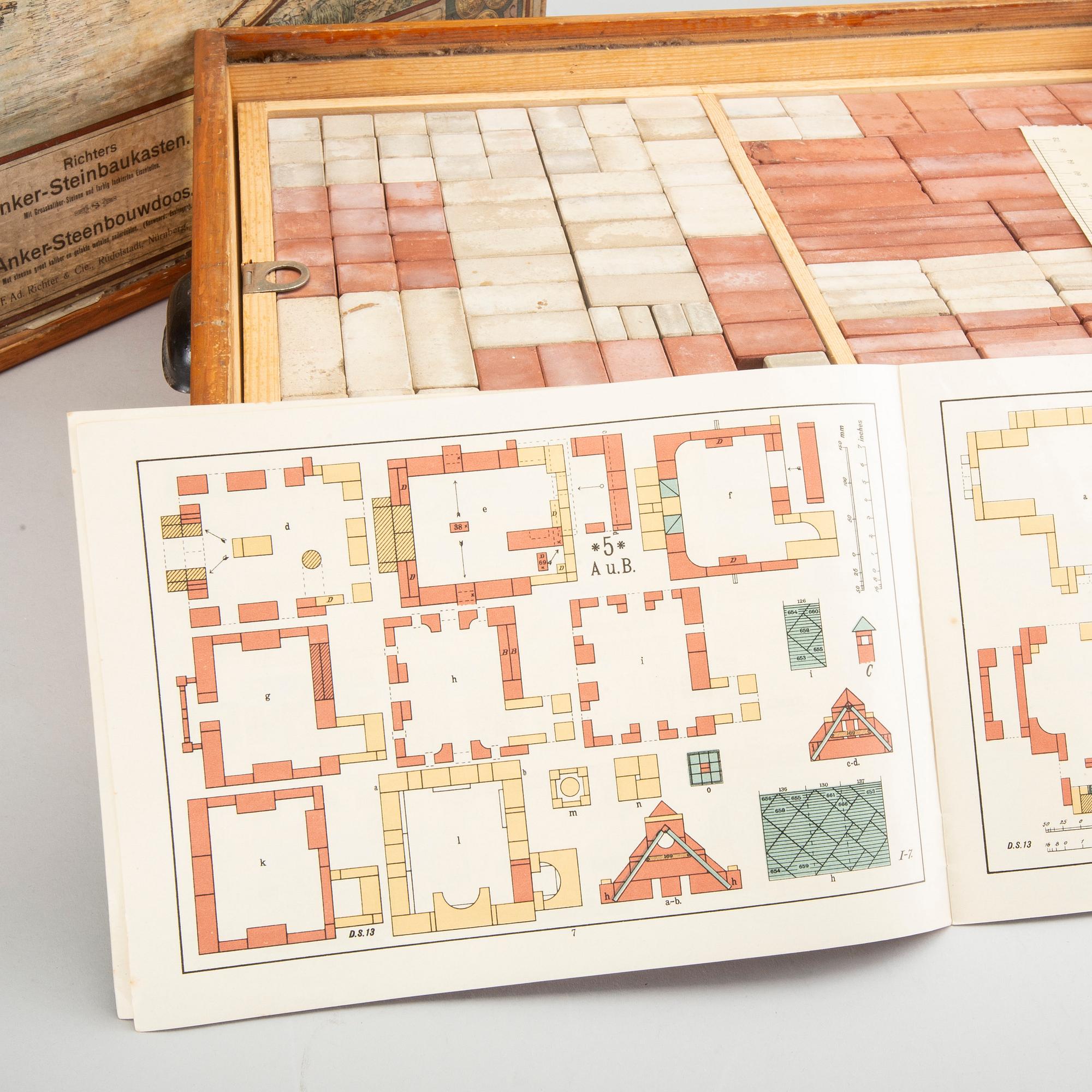 RICKTER´S STONE BUILDING BLOCK SET. EARLY 20TH CENTUARY, GERMANY.
