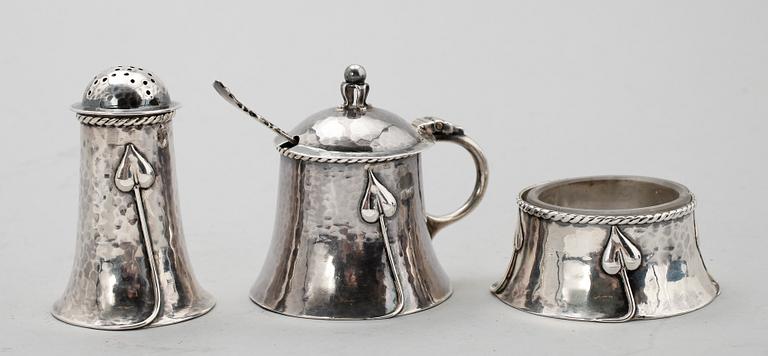 SALT- OCH PEPPARKAR, SENAPSBURK SAMT SALTSKED, silver, Birmingham 1907/1908. Vikt ca 153 g.