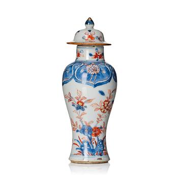 1050. A Chinese imari vase with cover, Qing dynasty, early 18th Century, with Johanneum mark N:145x.