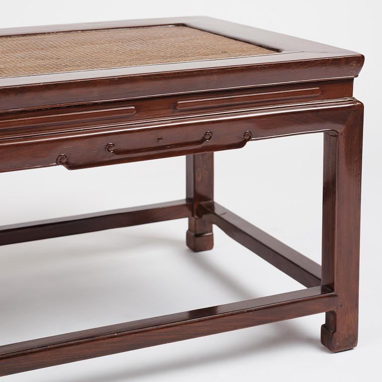 Bord, hardwood. Qingdynastin, 1800-tal.