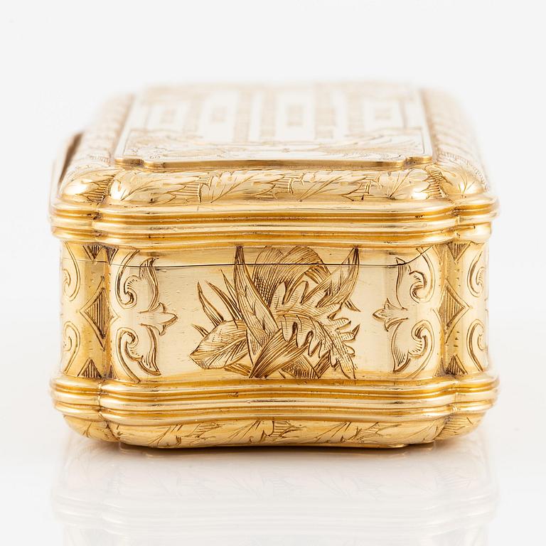 An English 18 carat gold snuff box, marks of William Summers, London 1867.