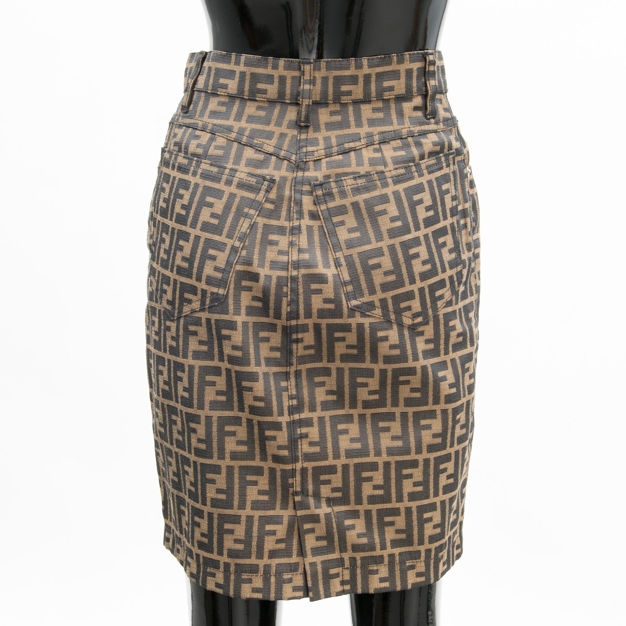 FENDI, KAKSI HAMETTA JA T-PAITA, koko 42(IT).
