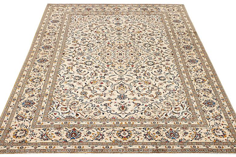 A part silk Kashan carpet, a. 353 x 244 cm.