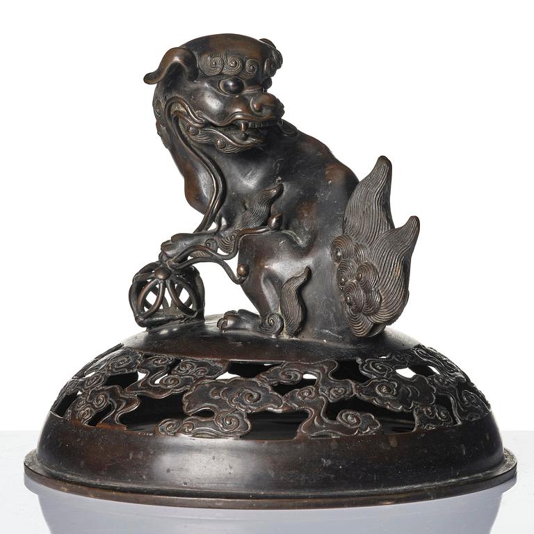 A large bronze censer with cover, Qing dynasty, 19th century.