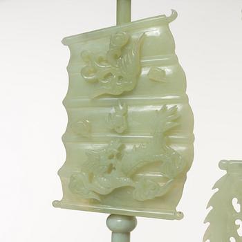 Skulptur, i form av fartyg, grön sten troligen bowenit, Kina, 1900-tal.