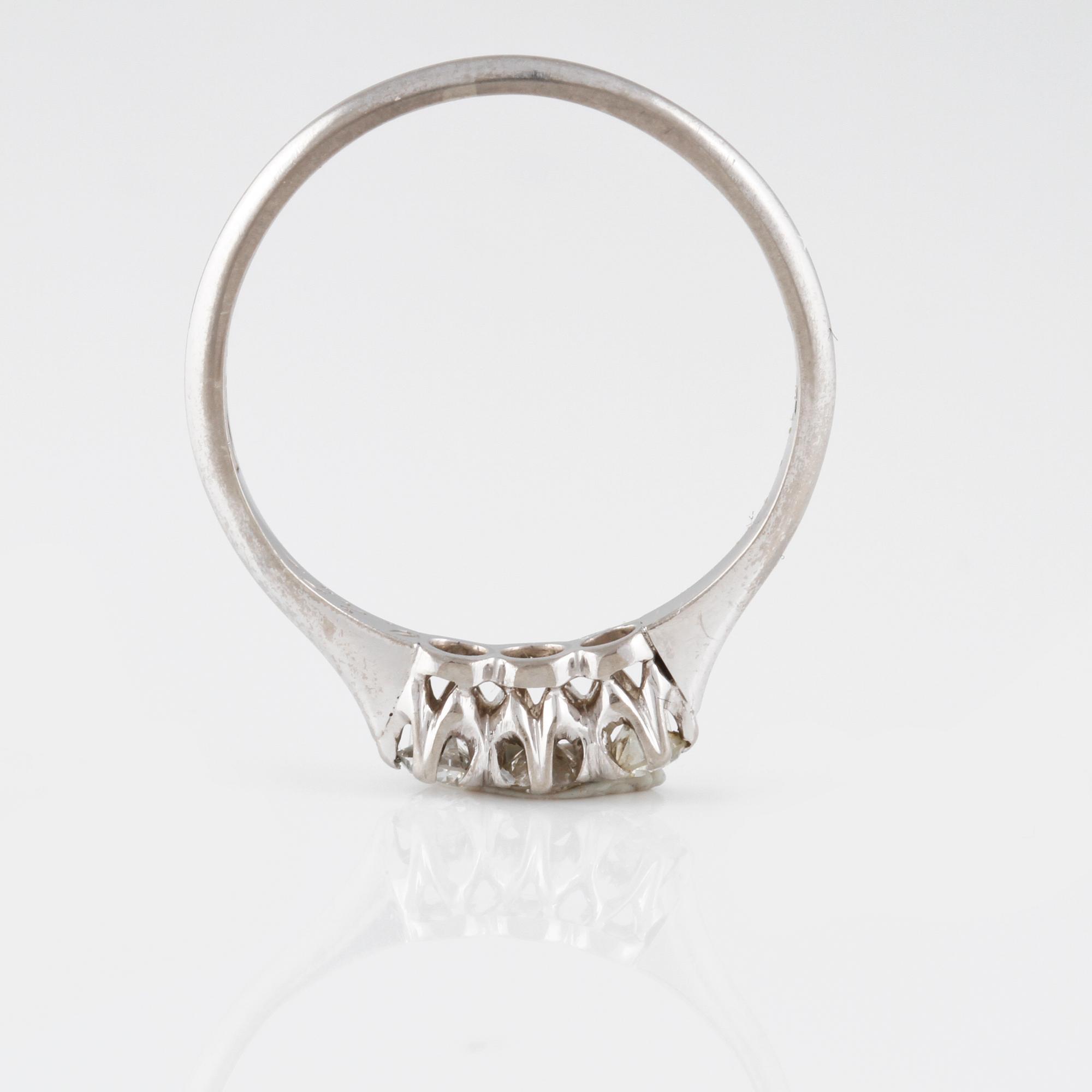 RING, 18K vitguld med 3 äldre briljantslipade diamanter, 0.25 ct, Gustav Dahlgren & Co Malmö, 1940. Vikt 1,7 gram.