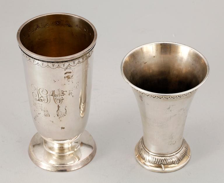 BÄGARE SAMT VAS, silver, CG Hallberg resp GAB, Stockholm 1906 resp 1947. Totalvikt ca 350 gram.