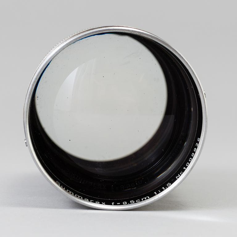 A chrome Leica Summarex f=8,5 cm 1:1,5 lens no 1008826 designed by av Max Berek, Ernst Leitz, Wetzlar . 1943-1960.