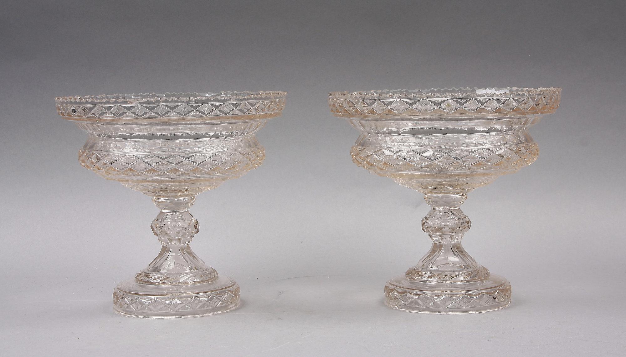 SKÅLAR PÅ FOT, ett par, glas, empire, Frankrike. 1800-talets första hälft.