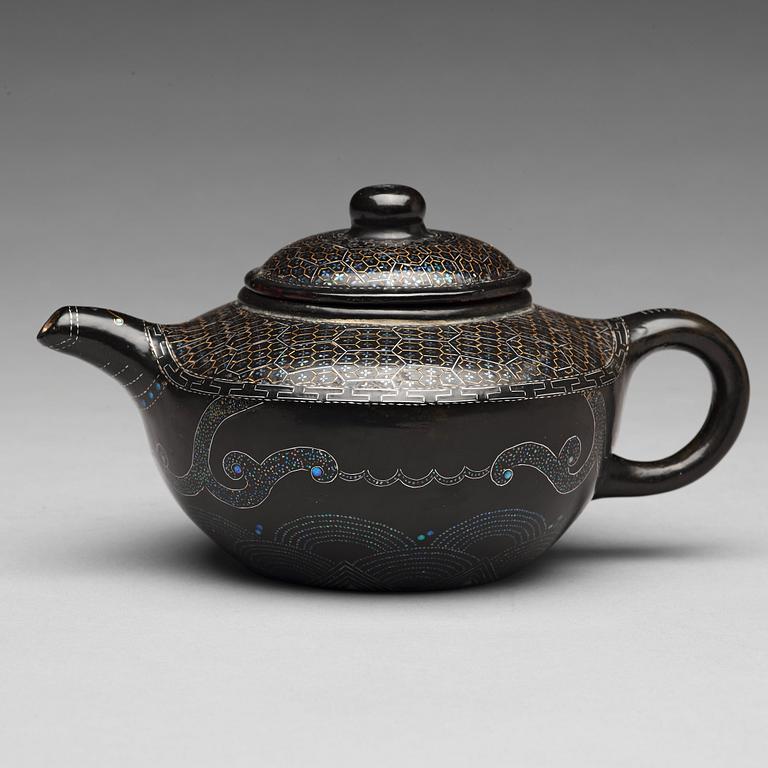 A 'lacque burgautée' imitating yixing tea pot with cover, presumably late Qing dynasty, circa 1900.