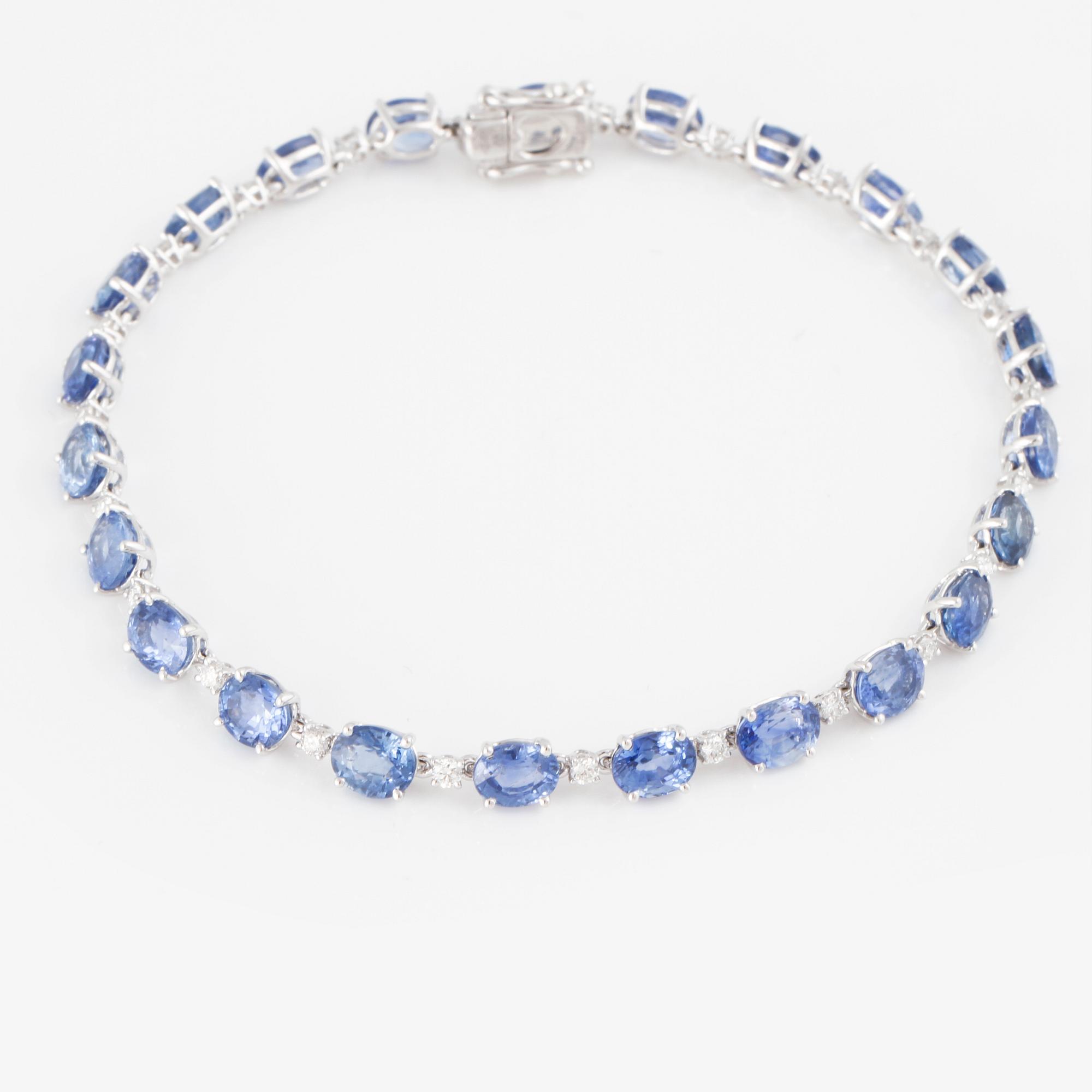 ARMBAND, med fasettslipade blå safirer ca 12.30 ct och briljantslipade diamanter ca 0.50 ct.