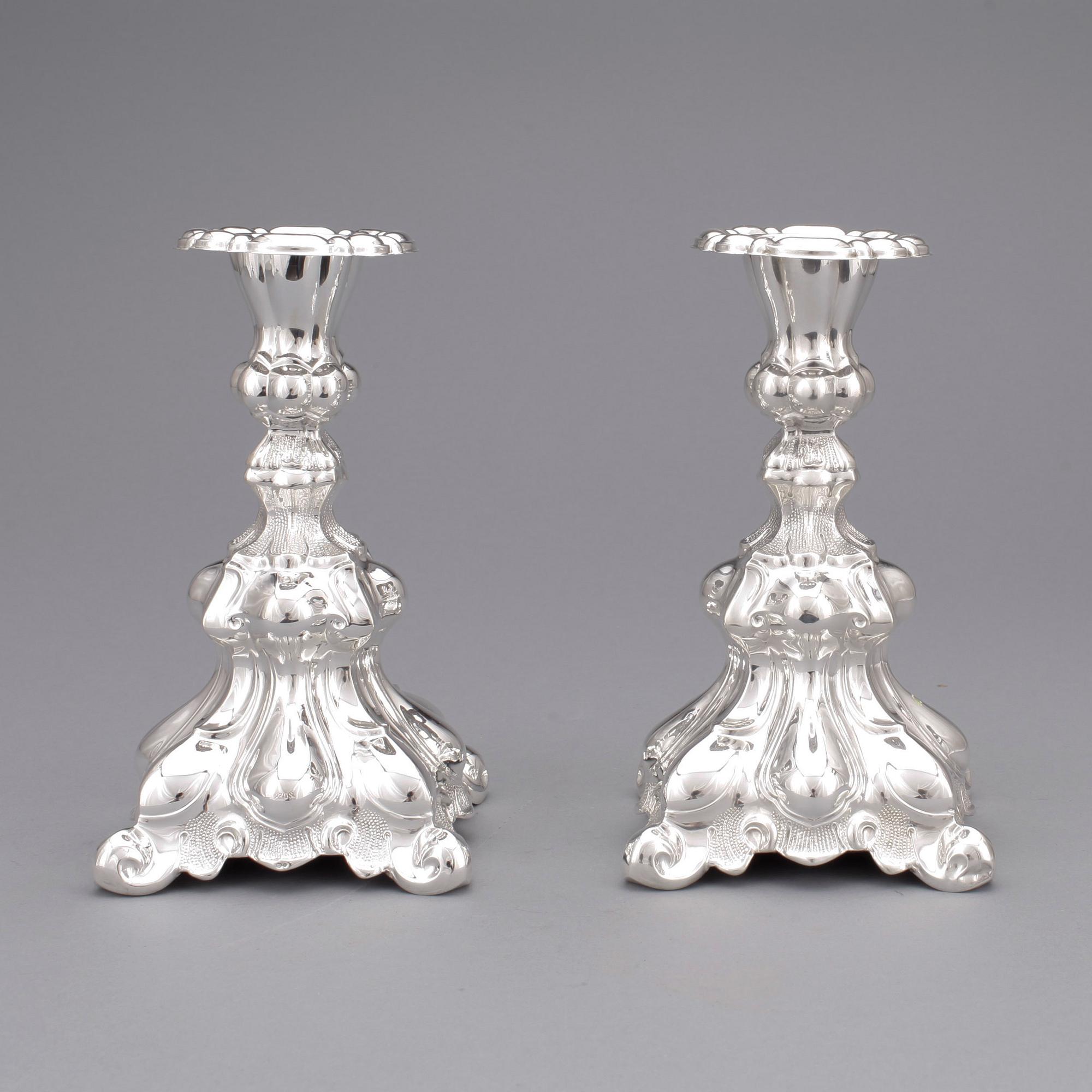 LJUSSTAKAR, ett par, silver, rokokostil, med svenska importstämplar, 1900-talets andra hälft.