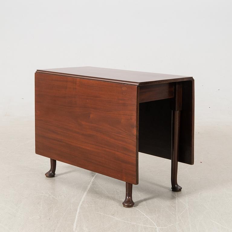 Drop-leaf table England 18th/19th century.