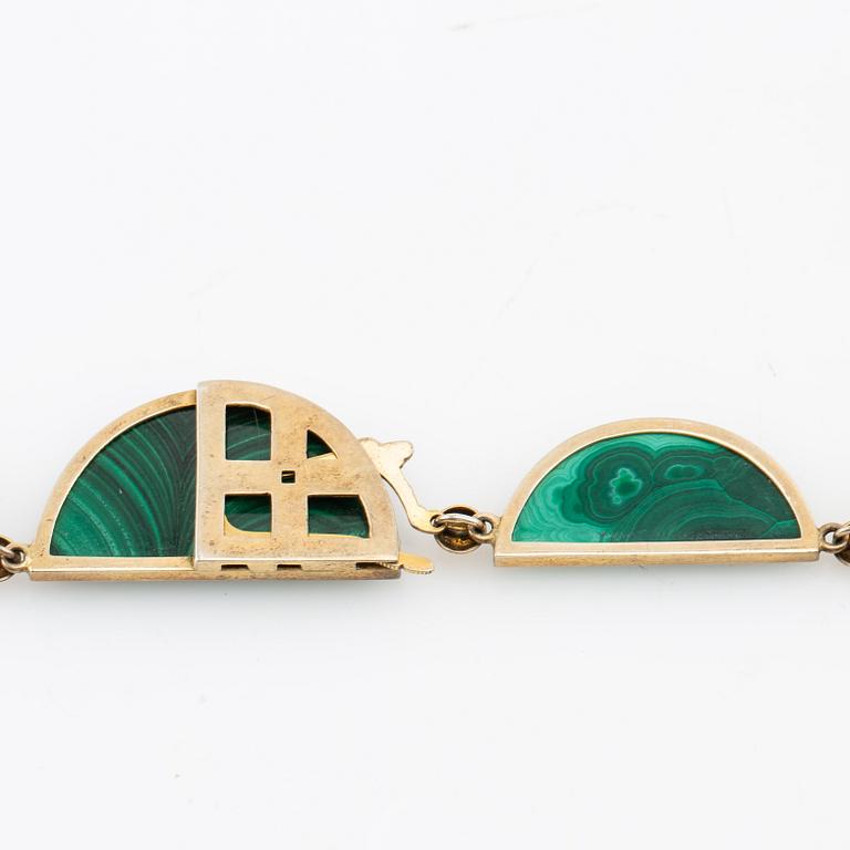 Halsband, ring och armband med slipade malakiter, Kina 1900-talets första hälft.
