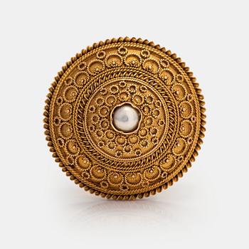 Otto Roland Mellin, An 18K gold brooch with a pearl. Helsinki 1906.