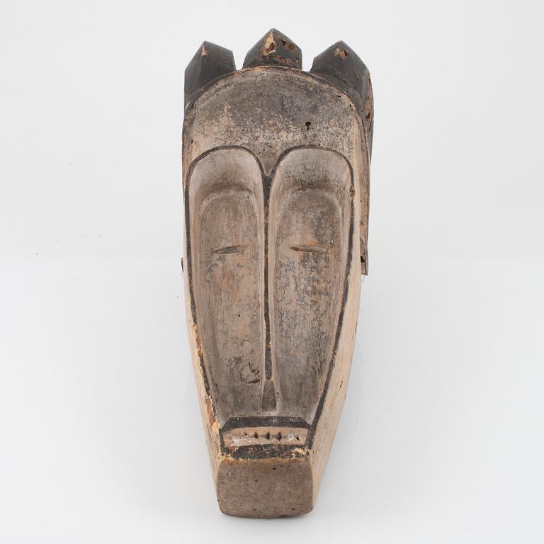 Masker, 3 st, enligt uppgift Fang, Gabon samt BWA, Burkina Faso, 1900-talets andra hälft.