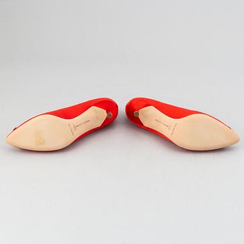 Manolo Blahnik, a pair of red satin 'Hangisi' shoes, 2020, size 38½.