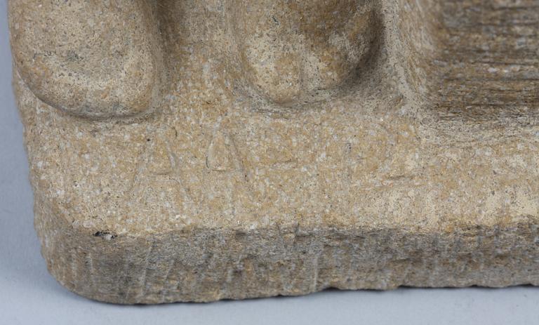 SKULPTUR, sten, monogramsign, dat -42.