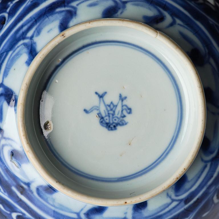 A pair of blue and white reverse decorated floral bowls, Qing dynasty, Kangxi (1662-1722).