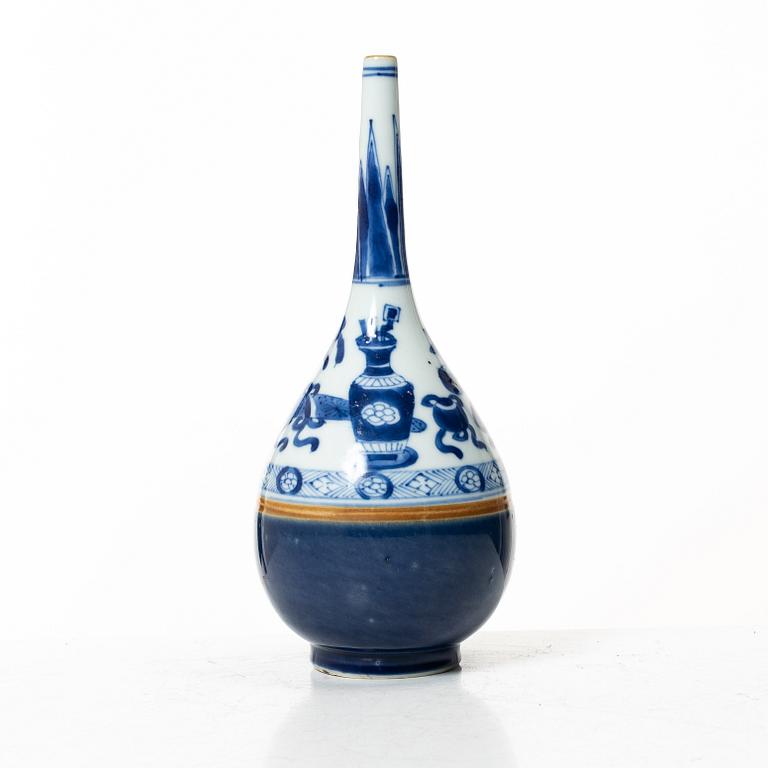A Chinese blue and white porcelain vase / water sprinkler, Qing dynasty, Kangxi (1662-1722).