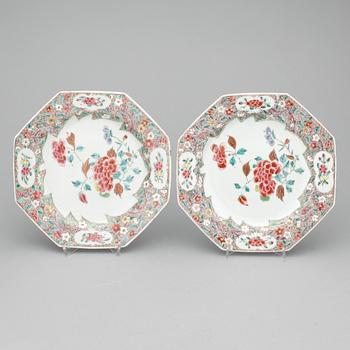 TALLRIKAR, ett par +1 +1, porslin, Kina, Qianlong (1736-1795).