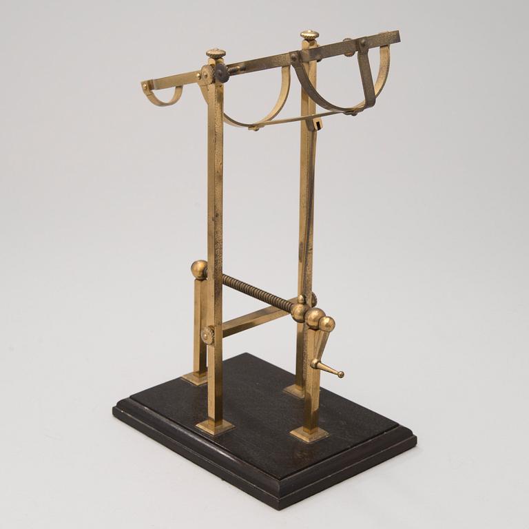 Mechanical wine decanting cradle, 20th century.