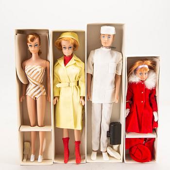 Dockor 4 st samt litteratur Barbie, Ken och Skipper Mattel 1960-tal.