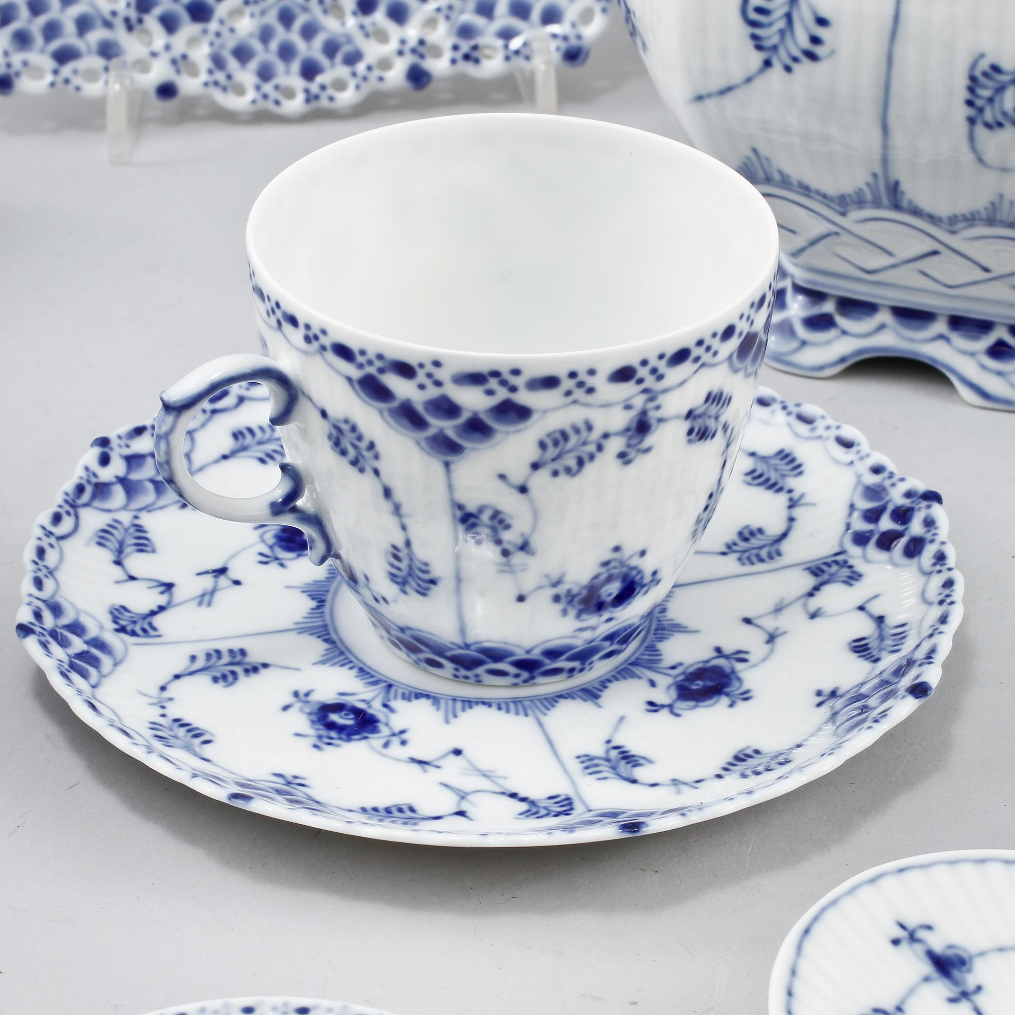KAFFE- och TESERVIS, 54 delar, porslin, "Musselmalet", Royal Copenhagen, 1900-talets andra hälft.