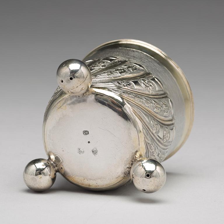 Icke identifierad mästarstämpel, bägare på kulfötter, silver, Moskva 1737.
