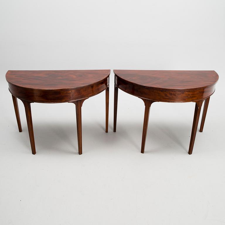 A PAIR OF SIDETABLES, mahogany, England, first half of the 19th century.