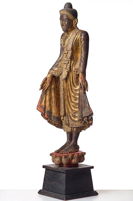 BUDDHA, förgyllt och lackerat trä. Burma, Mandalay perioden.