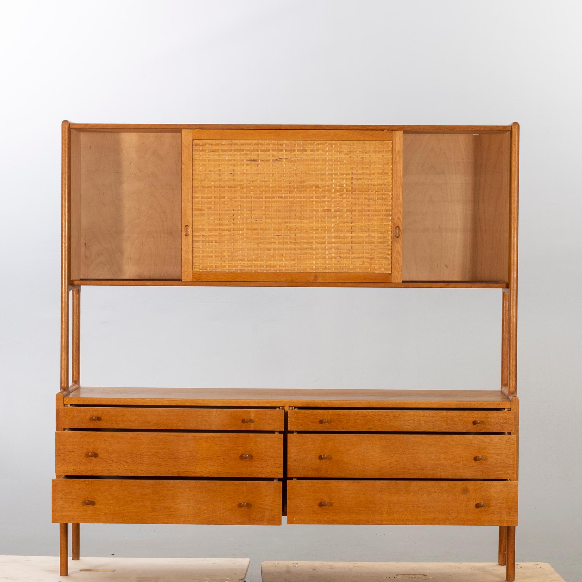 HANS J WEGNER, skåp, "RY-20" för Ry Möbler, Danmark, 1960-tal.