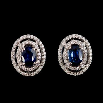 ÖRHÄNGEN, 1 par, 18 k vitguld, blå safirer tot 1.12 ct, diamanter tot 0.38 ct.