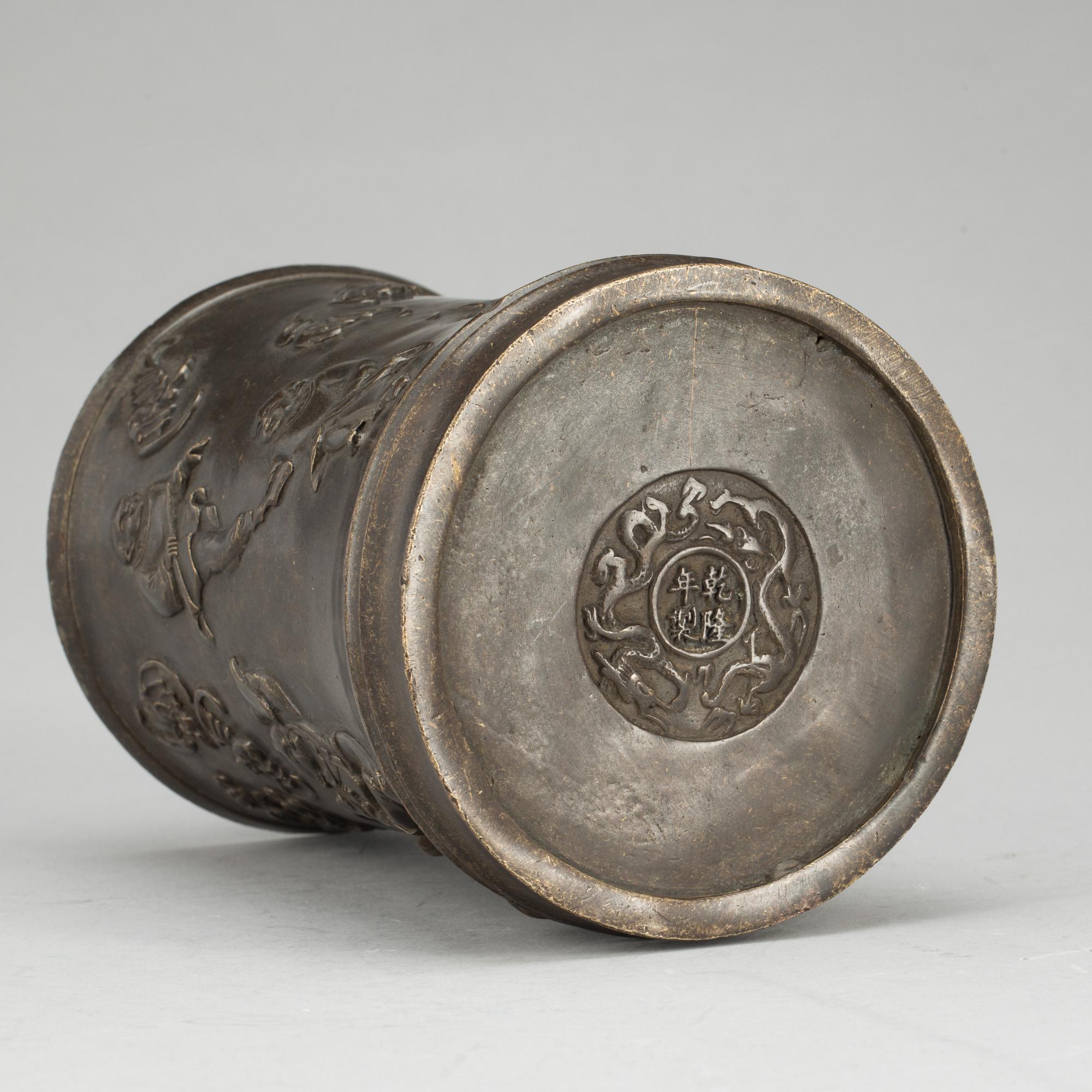 PENSELVAS, brons. Kina, 1900-tal.