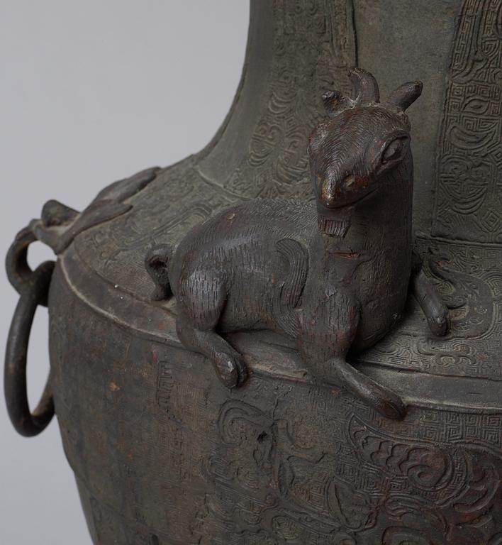 PRAKTVAS, brons. Arkaiserande, Troligen Qing dynastin (1644-1911).