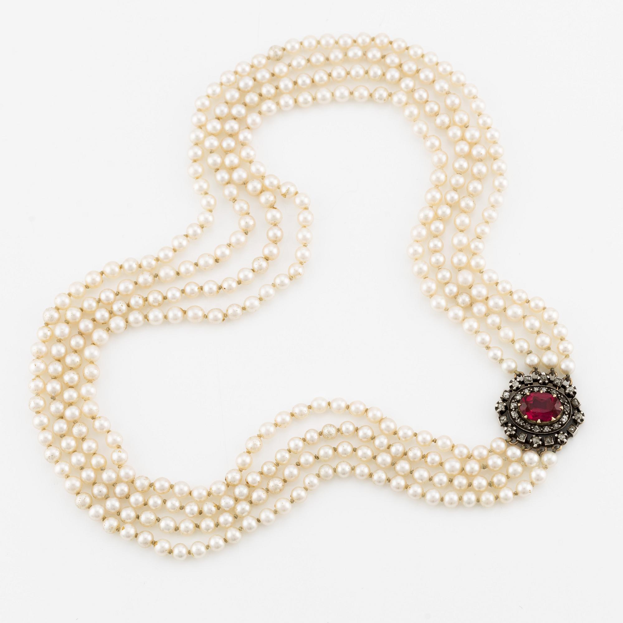 Collier, fyrradigt med odlade pärlor, lås guld och silver med gammalslipade diamanter och syntetisk sten.