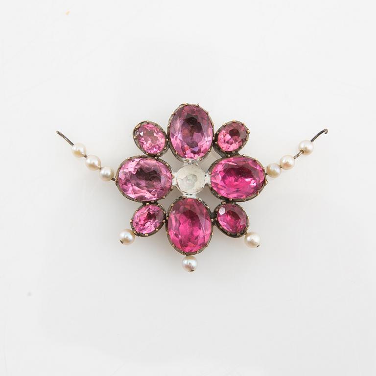 Tiara av silver med odlade pärlor och rosa fasetterat glas, ring av silver med syntetisk rosa safir, Hässleholm 1964.