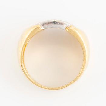 Ring, guld med briljantslipade diamanter.