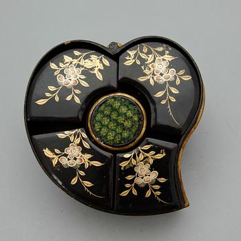 SPEL / SYSKRIN, Kina, omkring år 1900.