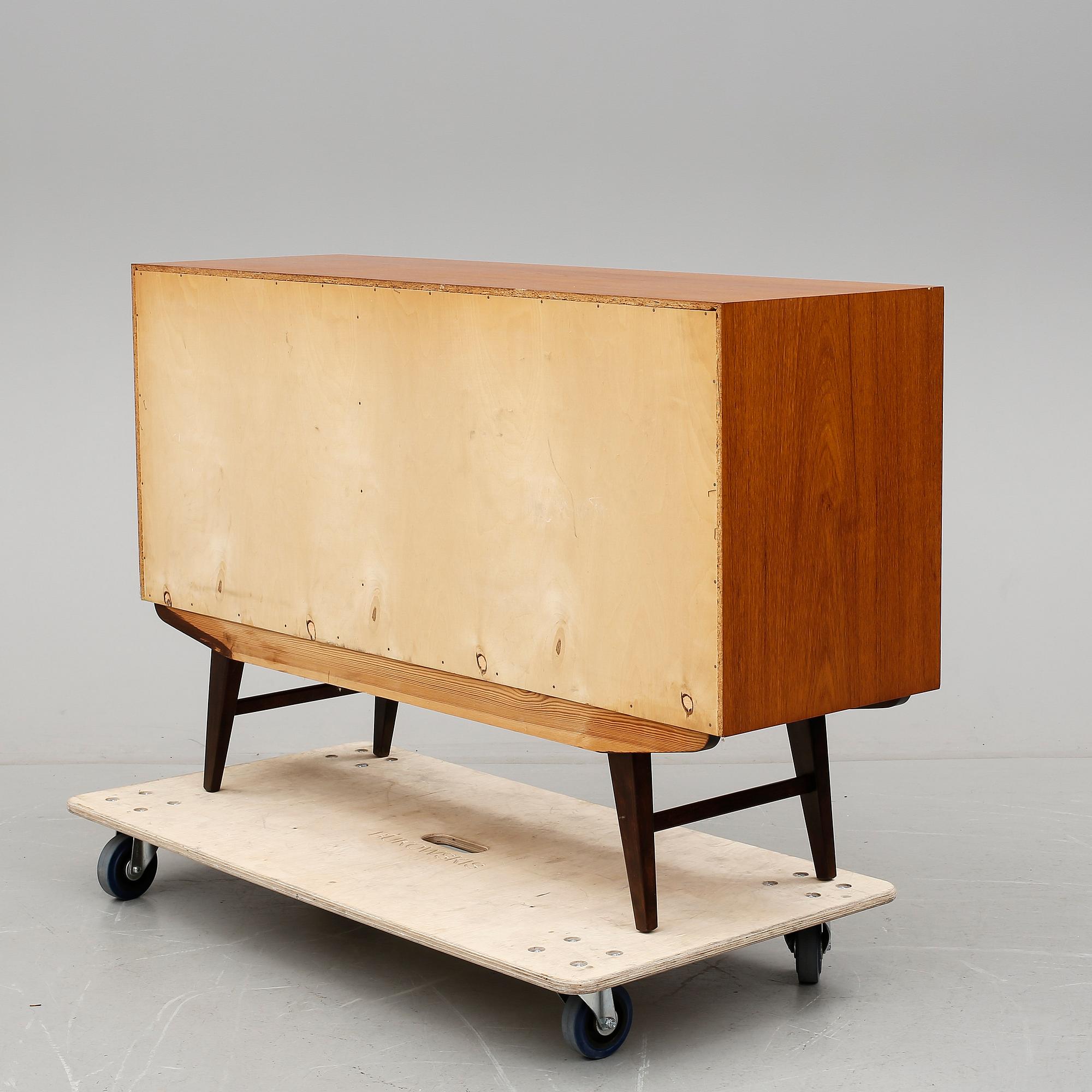 SIDEBOARD, 1900-talets mitt.